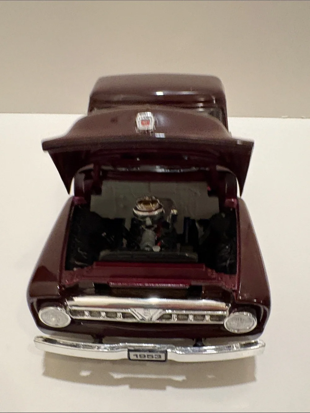 Road Legends 1953 Ford pickup, 1/18 scale.
